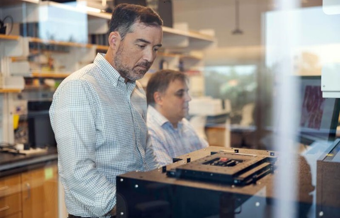 Imagen: Los líderes del proyecto, J. Quincy Brown (izquierda), profesor asociado de ingeniería biomédica, y Brian Summa, profesor asociado de informática, prueban un prototipo de un nuevo sistema de imágenes (Foto cortesía de la Universidad de Tulane)